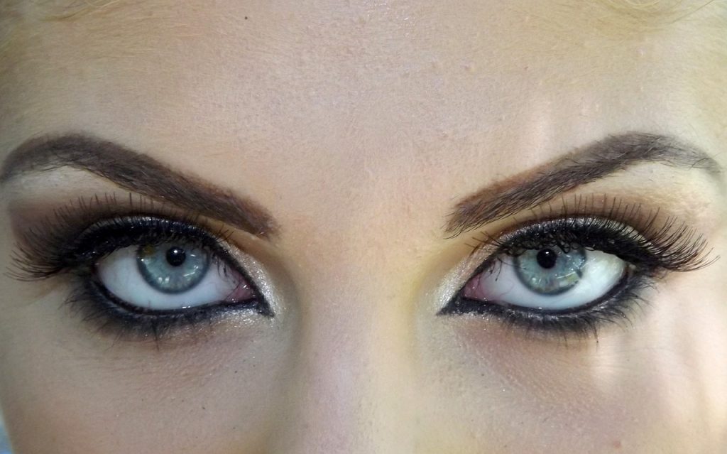 Barevné líčení očí – trendy tipy, jak oživit svůj vzhled obrázek 17